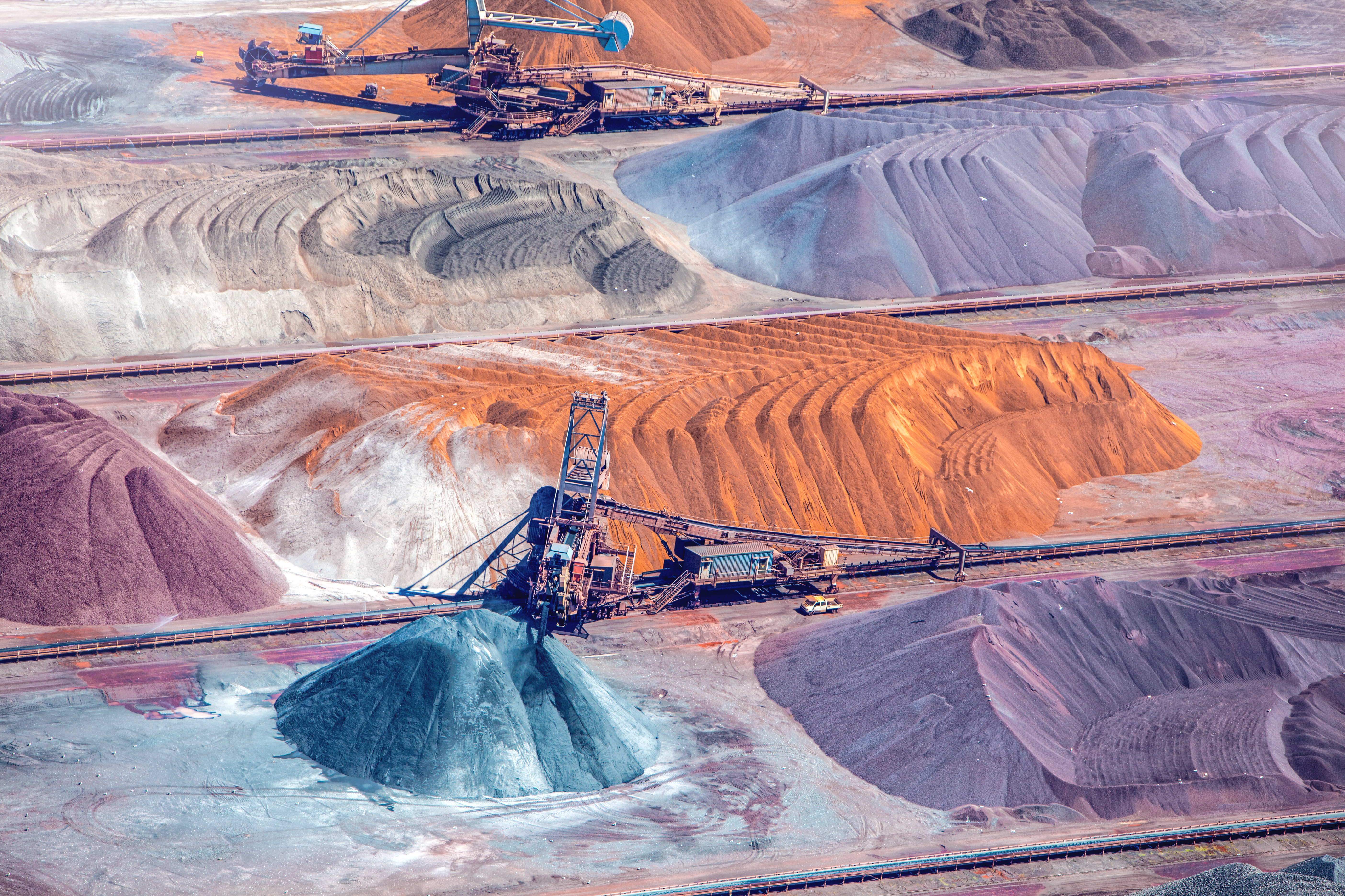 Bunte Mine mit Mineralien, Zement und Grunstoffen: weitere Märkte für die IBU-tec